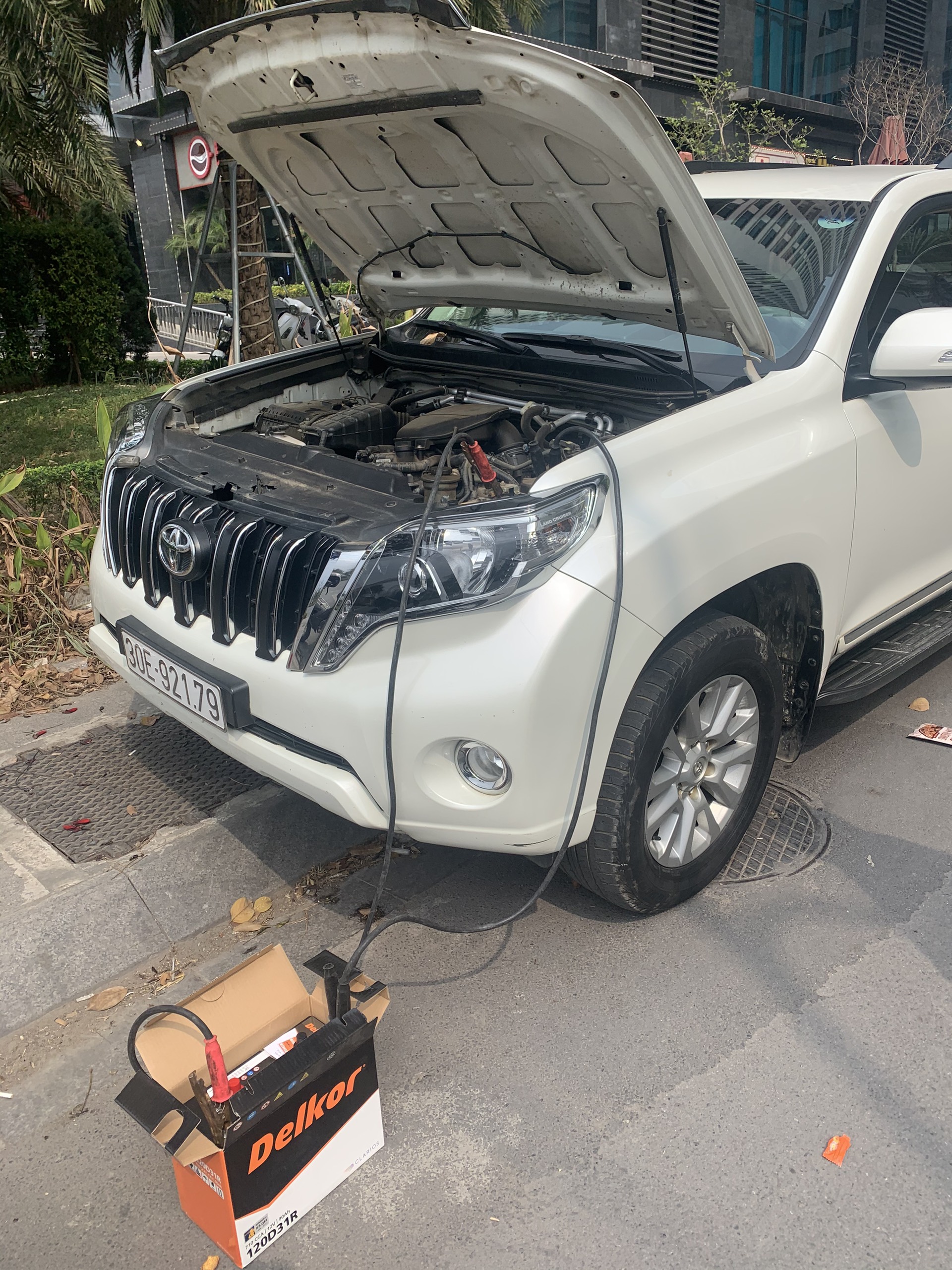 Cứu hộ câu Kích sạc thay bình ắc quy ô tô tại Quận Thanh Xuân Hà Nội